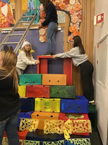 HMS-en var helt på topp da alteret skulle monteres...